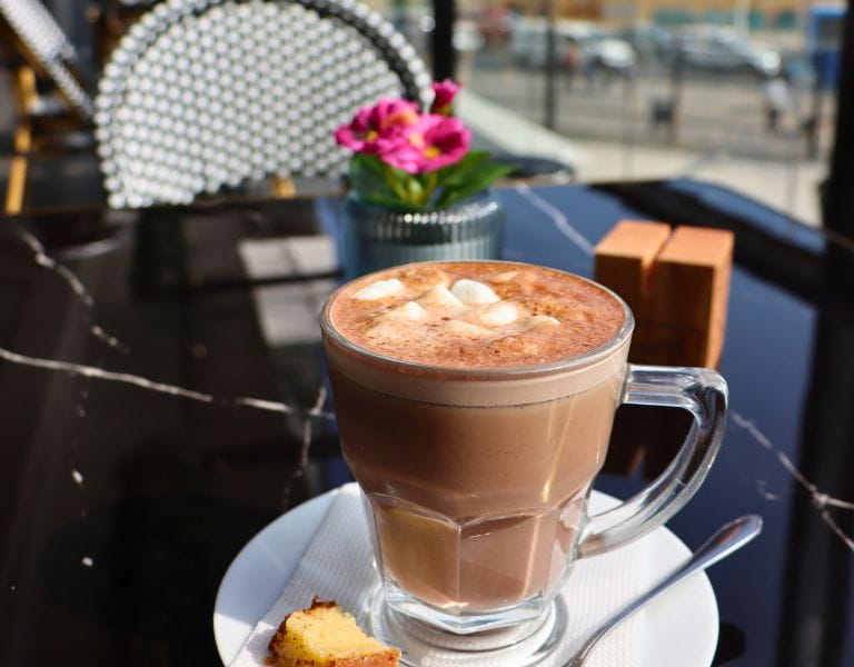 Chocolate caliente con marshmallows en la terraza