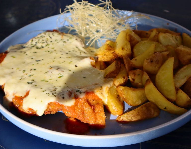 Milanesa napolitana gratinada con papas rústicas