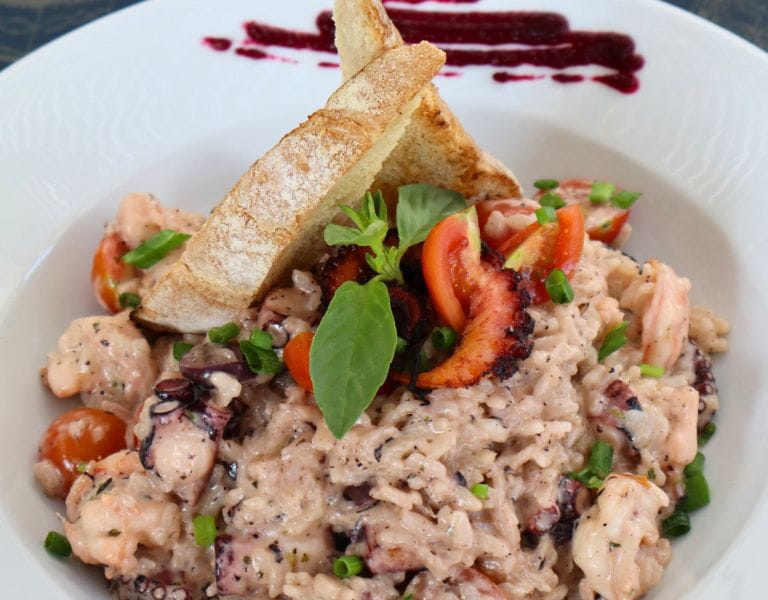 Risotto de mar con camarones, pulpo y tomates cherry