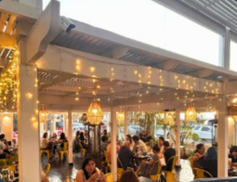 Terraza de Darwin Croacia con luces cálidas