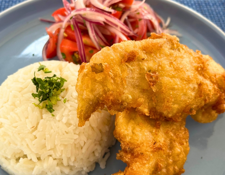 Pescado frito con arroz y ensalada chilena